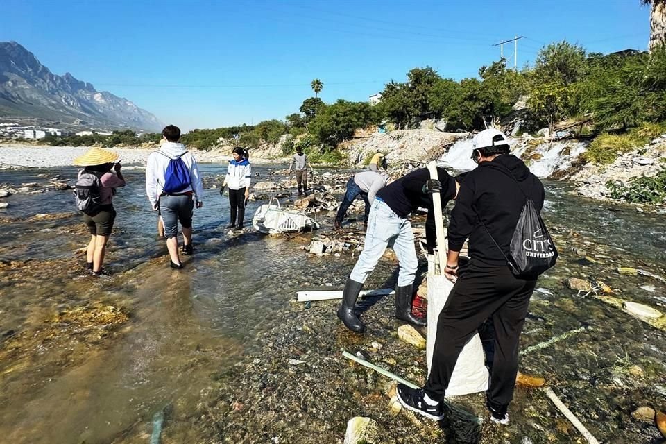 Estudiantes del Tec y colectivos ambientalistas recogieron los desechos del Río Santa Catarina.