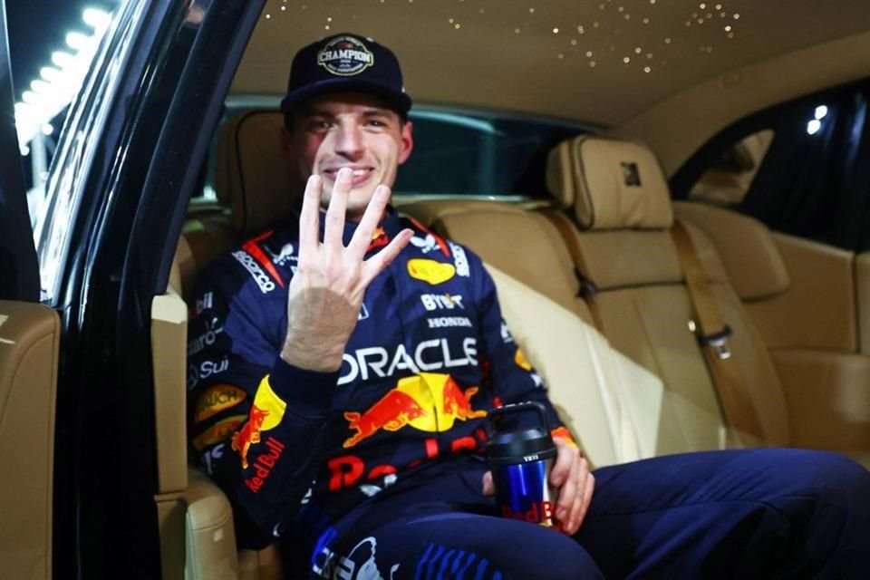 Max Verstappen feliz confirmando su cuarto campeonato.