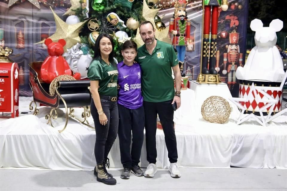 Maribel Martínez de Labastida y Jesús Labastida, presidentes del Club Avispones, con su hijo Patrizio Labastida Martínez