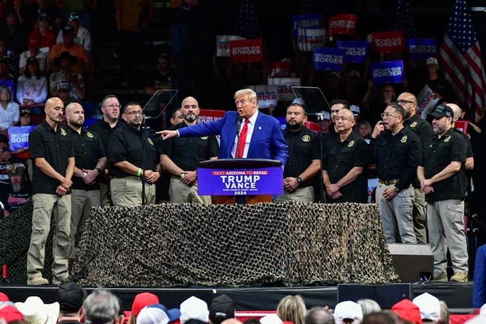 Donald Trump habla junto a miembros de la Patrulla Fronteriza durante un evento en Arizona, el 13 de octubre del 2024.