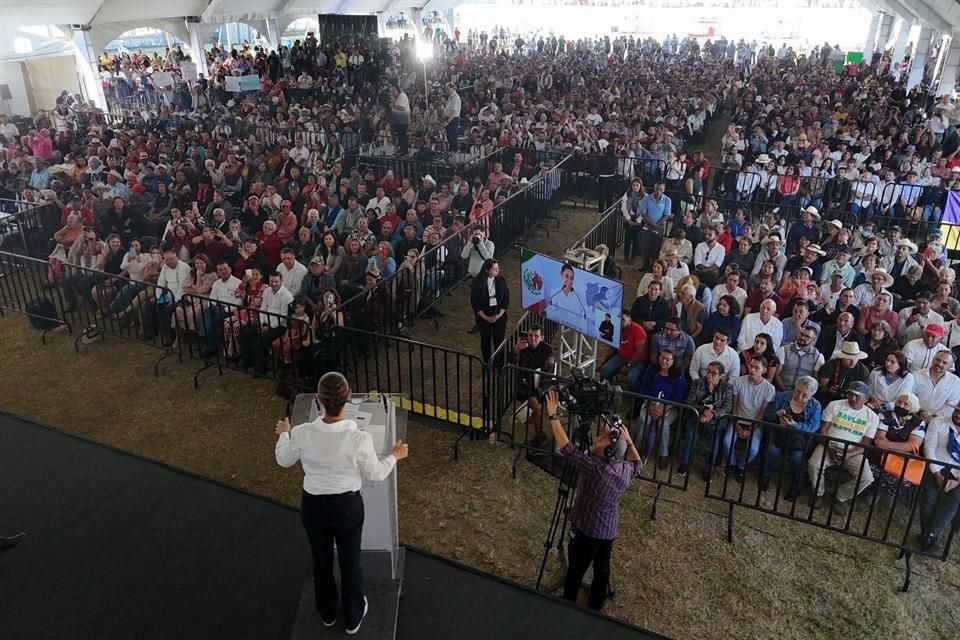 Durante el evento, campesinos reclamaron a la Mandataria la falta de apoyo gubernamental.