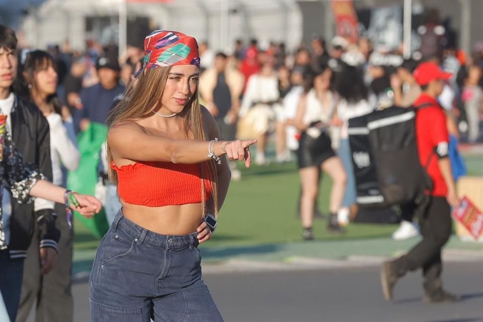 Los fans del reggaetón acudieron en distintos estilos acorde a la música del festival.