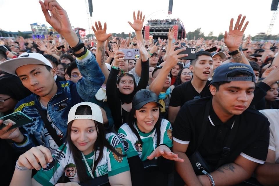 Los jóvenes se dejaron llevar por la emoción, ya que entre empujones intentaban ver a sus estrellas favoritas lo más cerca posible del escenario.