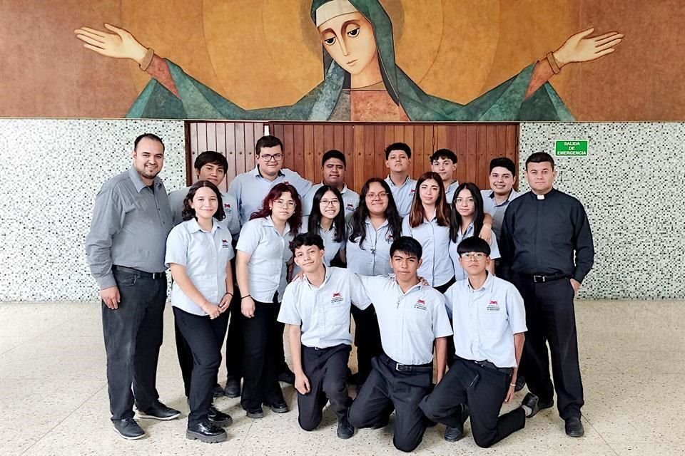 Alumnos de prepa de la Arquidiócesis, con el Padre Martín Eduardo Martínez Quiroga, Rector de la Uniam, (der.) y el Padre Edgar Eduardo Alvarado González, director general de las preparatorias (izq.).