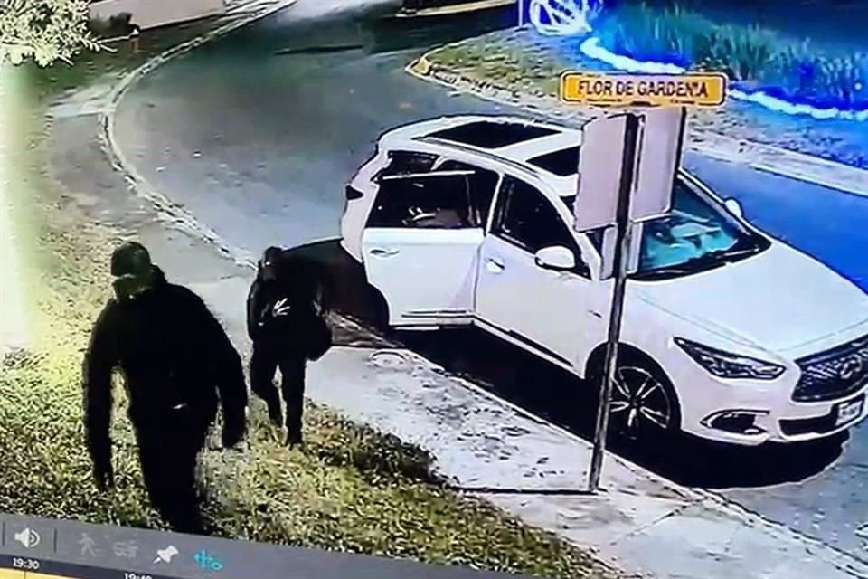 La banda llega en una camioneta a la calle Flor de Gardenia, en la Col. Carolco Residencial y se dirige a la casa.