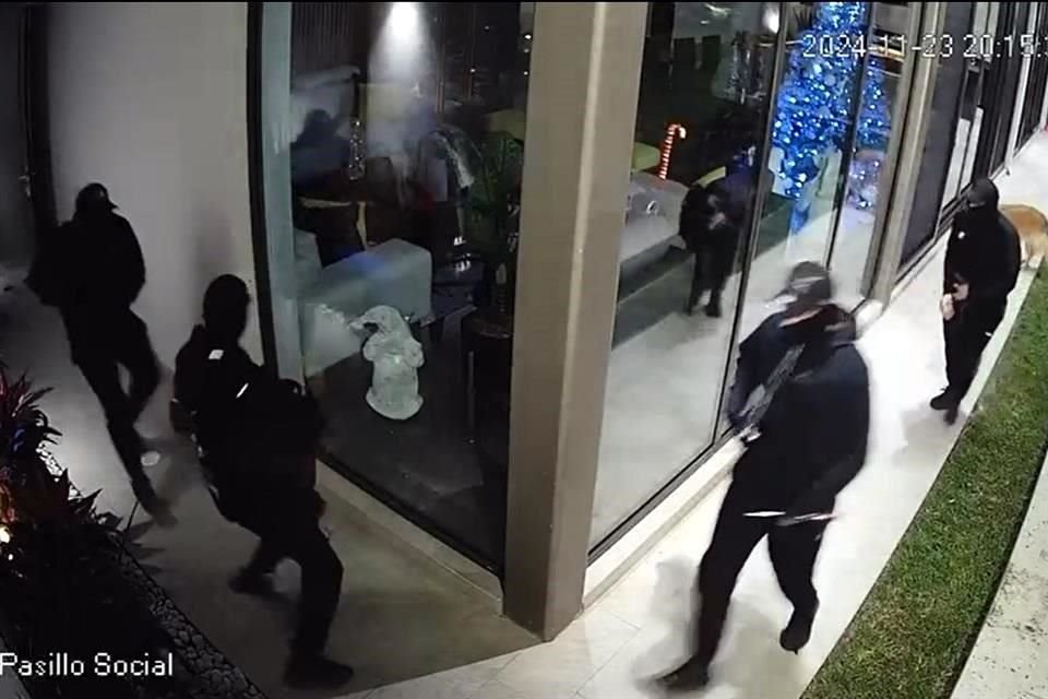 Al no conseguirlo, regresa con cuatro de sus cómplices a la camioneta y huyen del sector residencial.