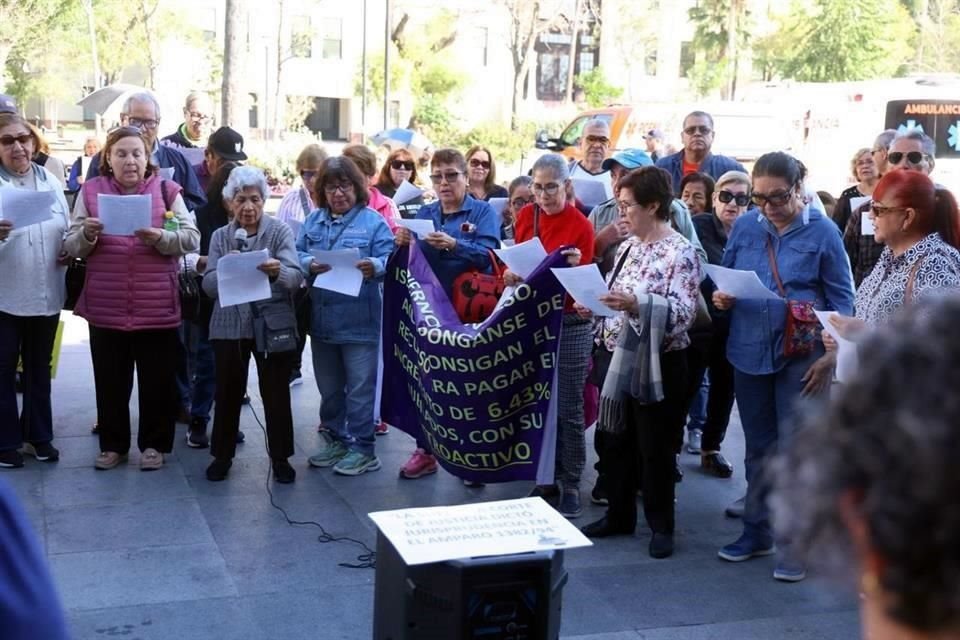 'Que sube, que baja, aquí nadie se raja', corean los maestros en la parte trasera del Palacio.