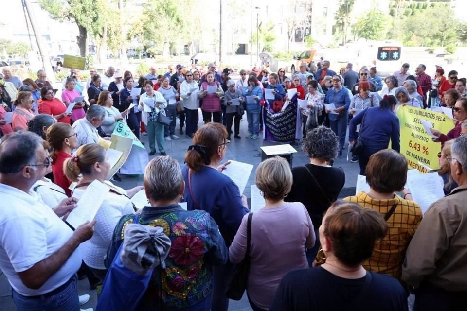 'Que sube, que baja, aquí nadie se raja', corean los maestros en la parte trasera del Palacio.