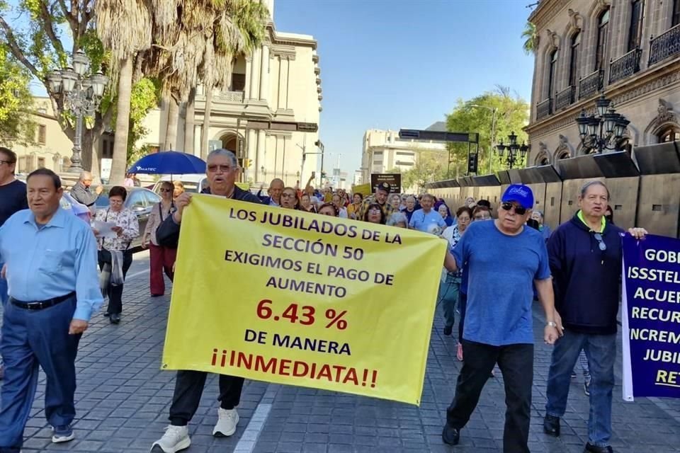 Los maestros partieron rumbo al Congreso del Estado.