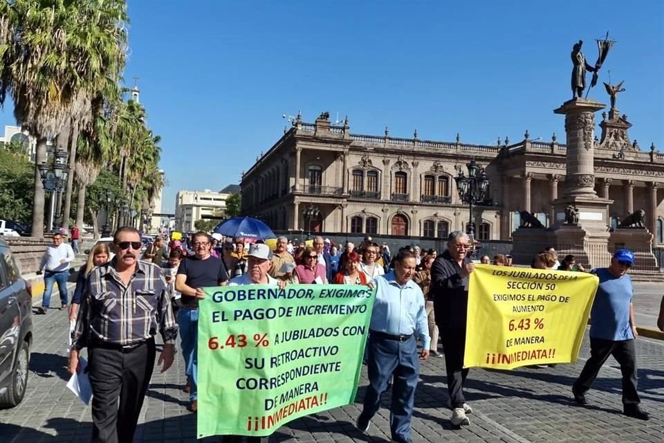 Los maestros partieron rumbo al Congreso del Estado.