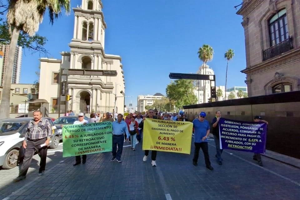 Los maestros partieron rumbo al Congreso del Estado.