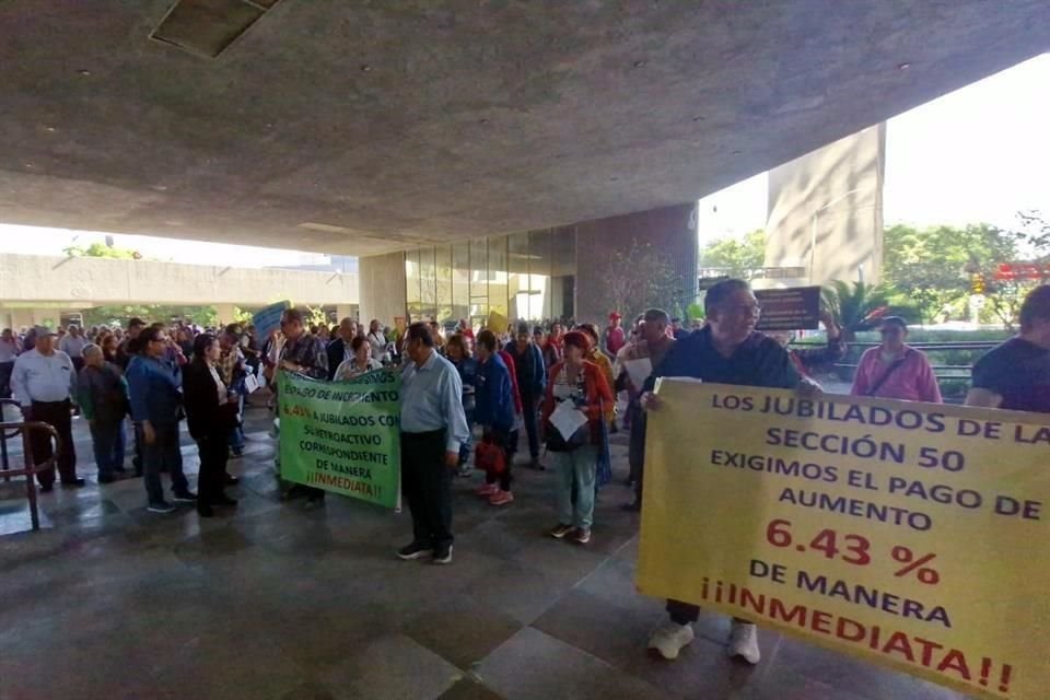 Los maestros arribaron a la plazoleta del Congreso local.