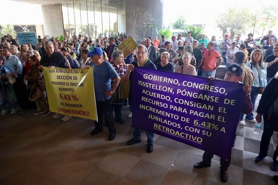 Los inconformes acudieron al Congreso para exigir el aumento.