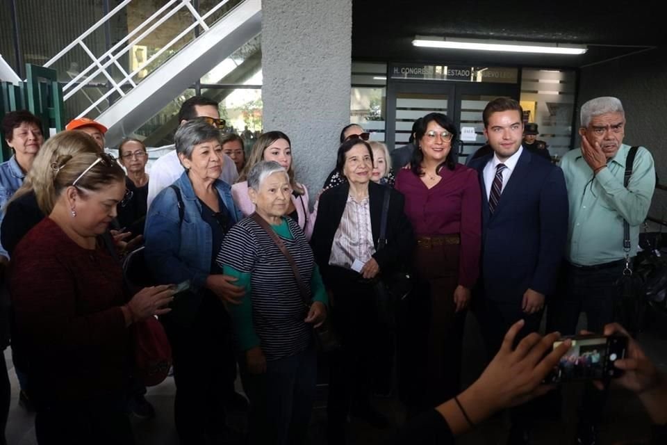 Los maestros fuerona atendidos por Anylú Bendición, Jesús Elizondo y Grecia Benavides, diputados de Morena.