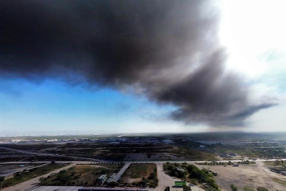 Así se observó la humareda del siniestro desde las alturas.