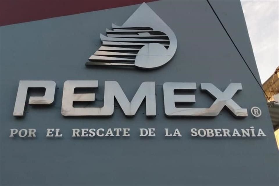 Pemex tiene una deuda financiera de 1.97 billones de pesos (97 mil 600 millones de dólares), mientras que su deuda con proveedores supera los 500 mil millones de pesos.