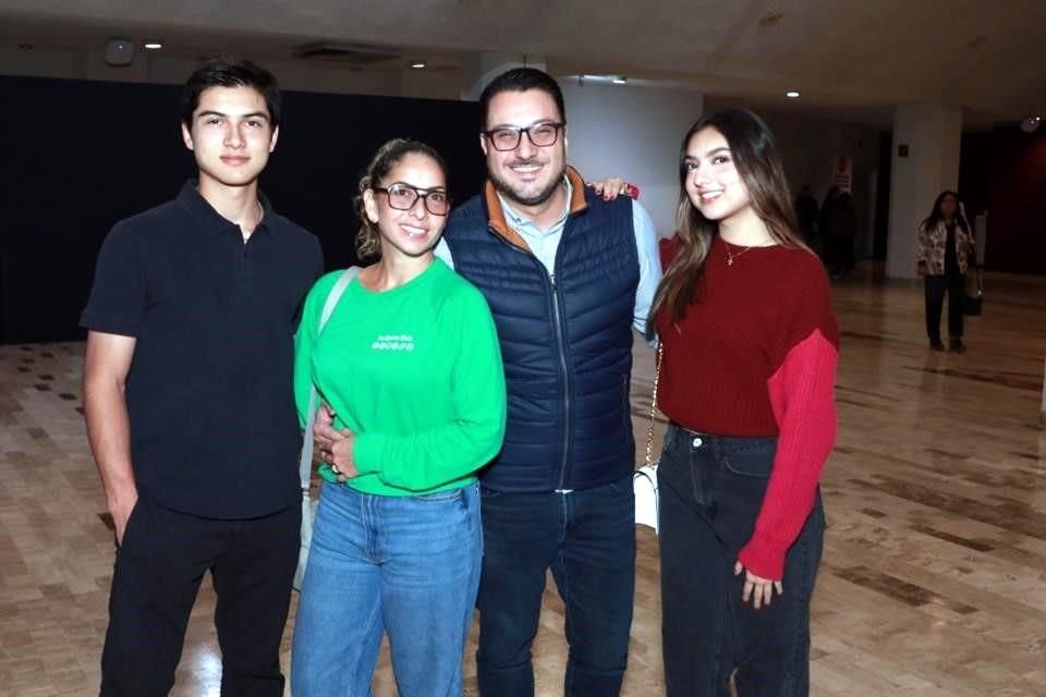 Mauricio Garza, Marisol Moreno, Gerardo Garza y Miranda Garza