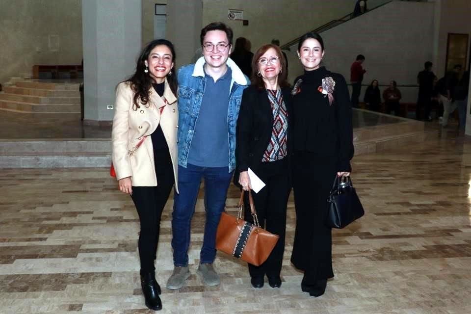 Fernanda Guerra, Esteban Gómez, Magaly Alfaro y Eugenia Moreno