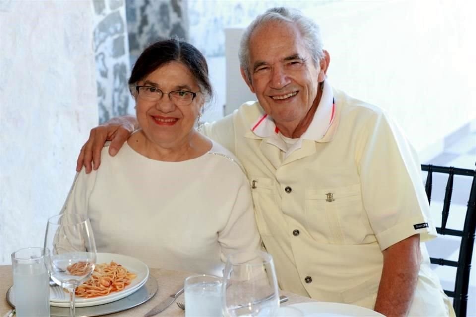 Silvia Perales de García y Mario García Treviño