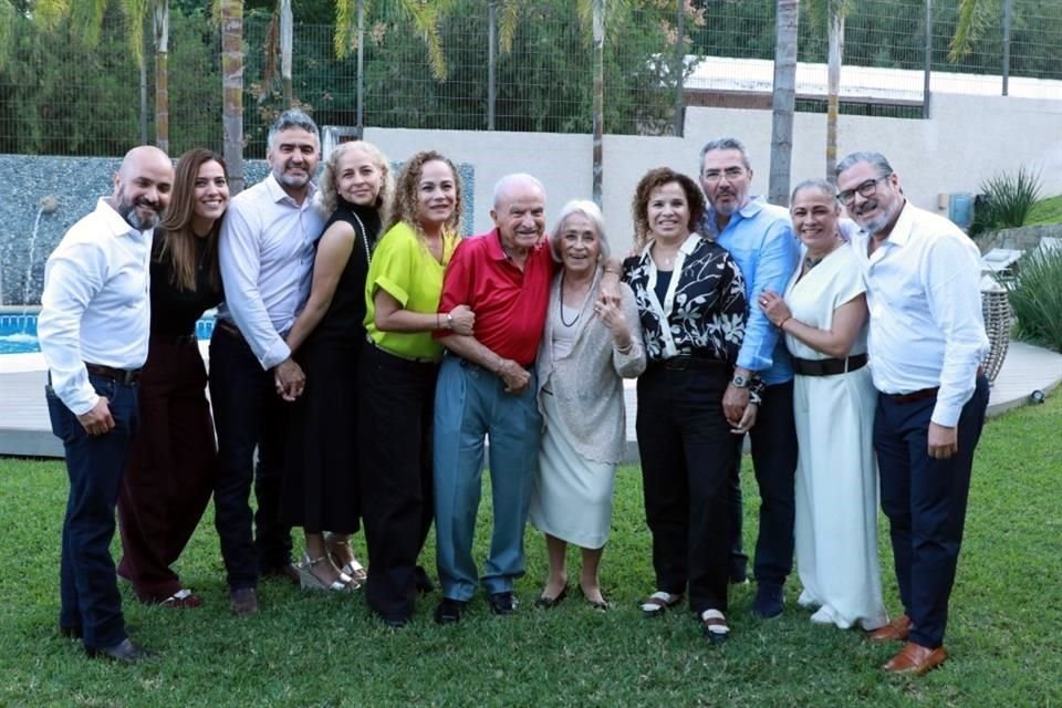 Fidel Pedraza, Paty de Pedraza, Omar González, Karla de González, Alicia Pedraza, Fidel Pedraza Ancer, Alicia Obregón de Pedraza, Lulú Pedraza, Sergio López, Alejandra Pedraza y Max Carbajal