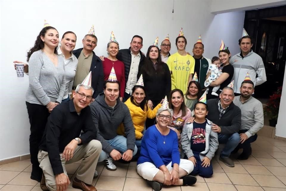 El Padre Santiago Gutiérrez junto a sus compañeros de la Parroquia Jesús el Buen Pastor