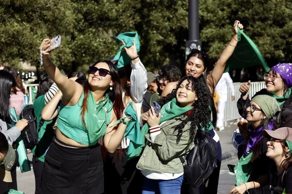 Afuera de la Legislatura del Edomex grupos pro aborto festejaron la despenalización de la práctica en la entidad.