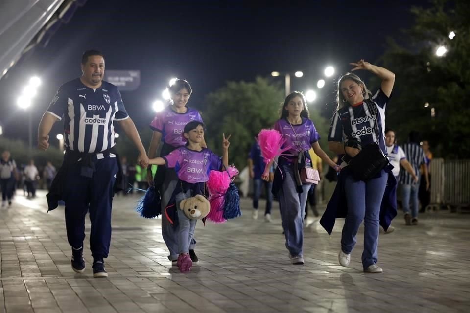 Apoyo familiar para Rayadas en su partido más importante del torneo