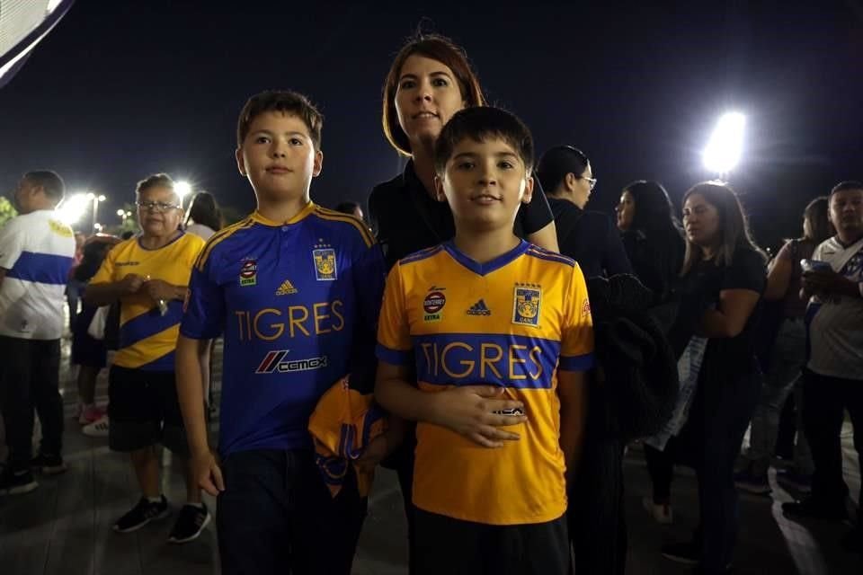 Pequeños valientes Tigres acudieron al Gigante de Acero para apoyar a su equipo