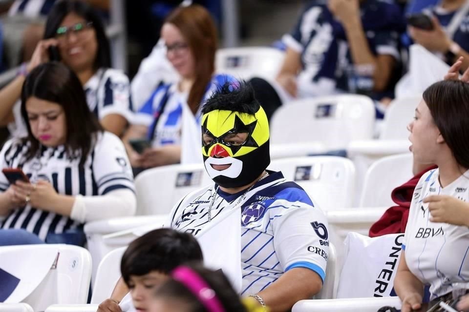 Del pancracio a la tribunas del Estadio Monterrey para apoyar a sus Rayadas.