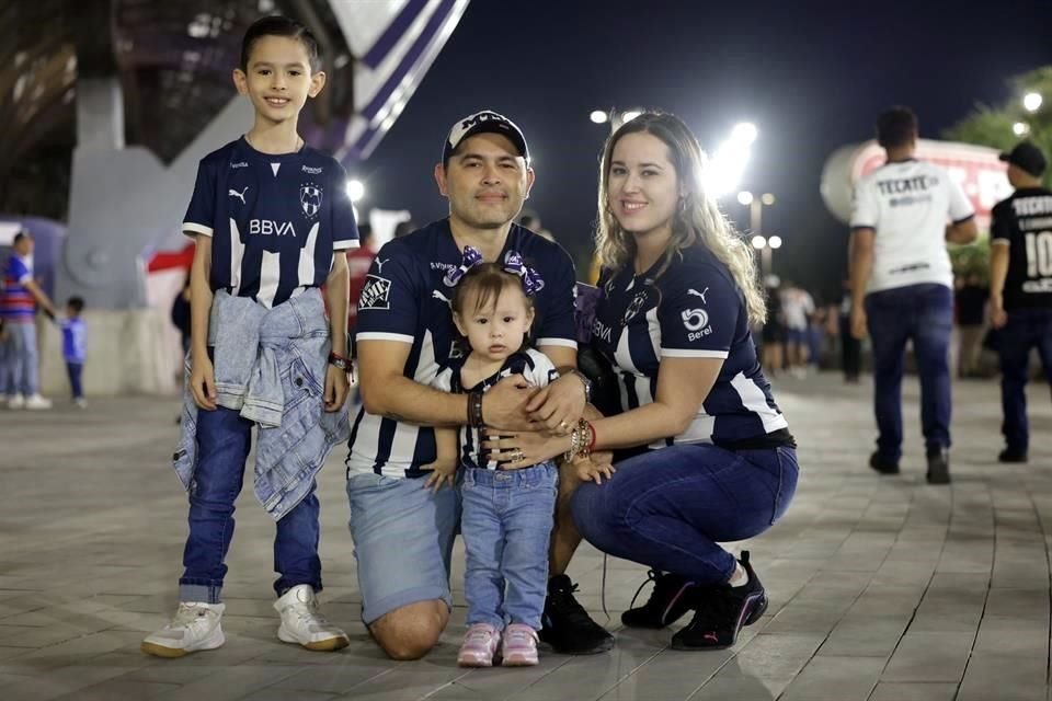 No son necesarias las emociones en la cancha para ver estas sonrisas en familia afuera del estadio.