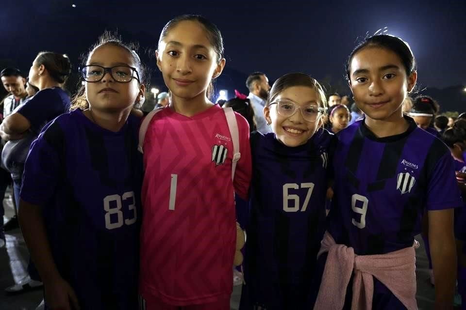 Un espectáculo aparte ver a estas pequeñas ansiosas de presenciar la Final del futbol femenil.