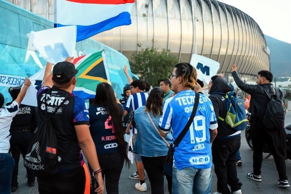 Así recibieron los fans de Rayadas a sus jugadoras al ingresar al estadio.