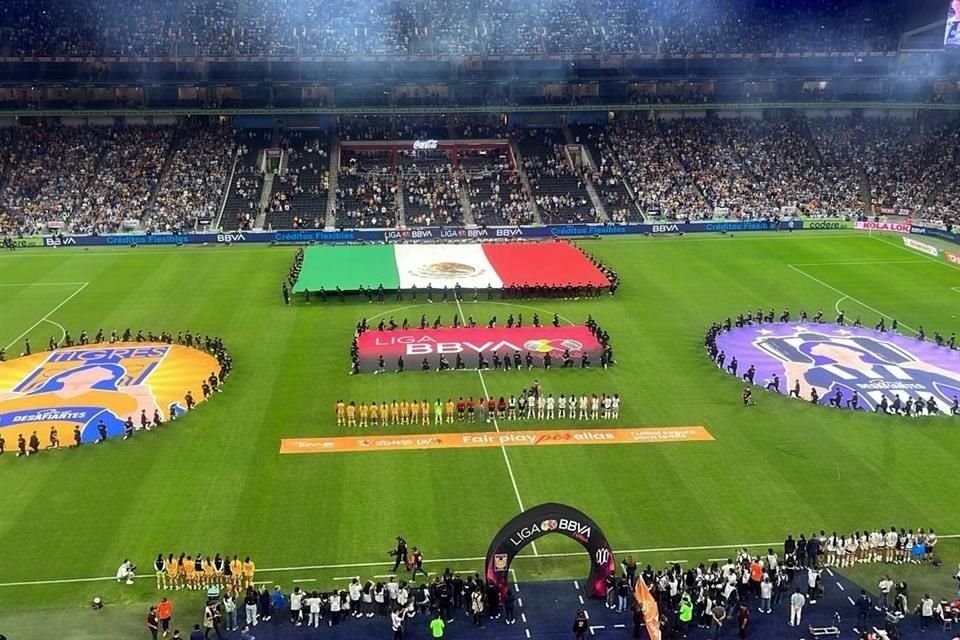 Una imagen de la ceremonia de la Liga MX previo al inicio del partido.