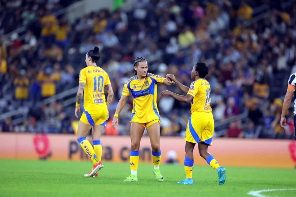 Ana Dias parecía sellar el título de las Amazonas, luego del segundo gol antes de terminar el primer tiempo.