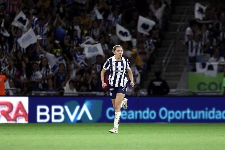 Tras el arranque del segundo tiempo, Tanna Sánchez acercó a Rayadas con un cabezazo.