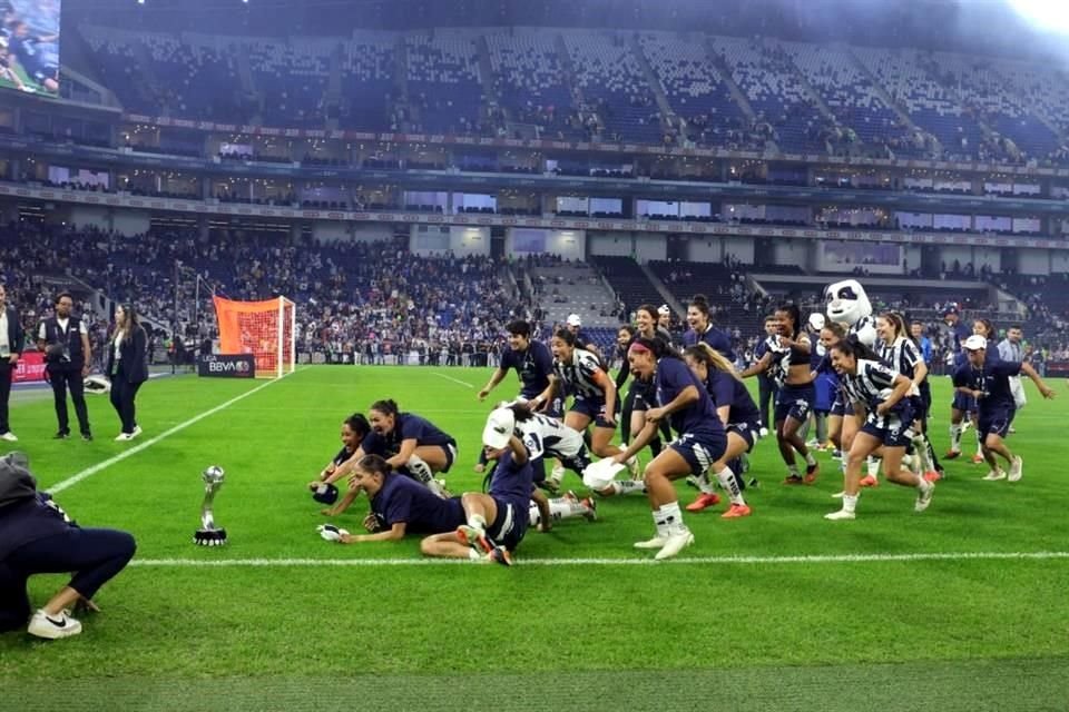 Las albiazules gozaron en grande el bicampeonato en casa.