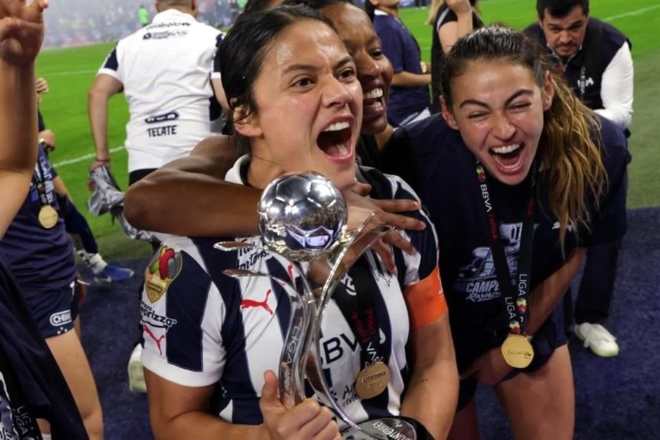 Rebeca Bernal y las jugadoras de Rayadas hablaron fuerte en el vestidor.