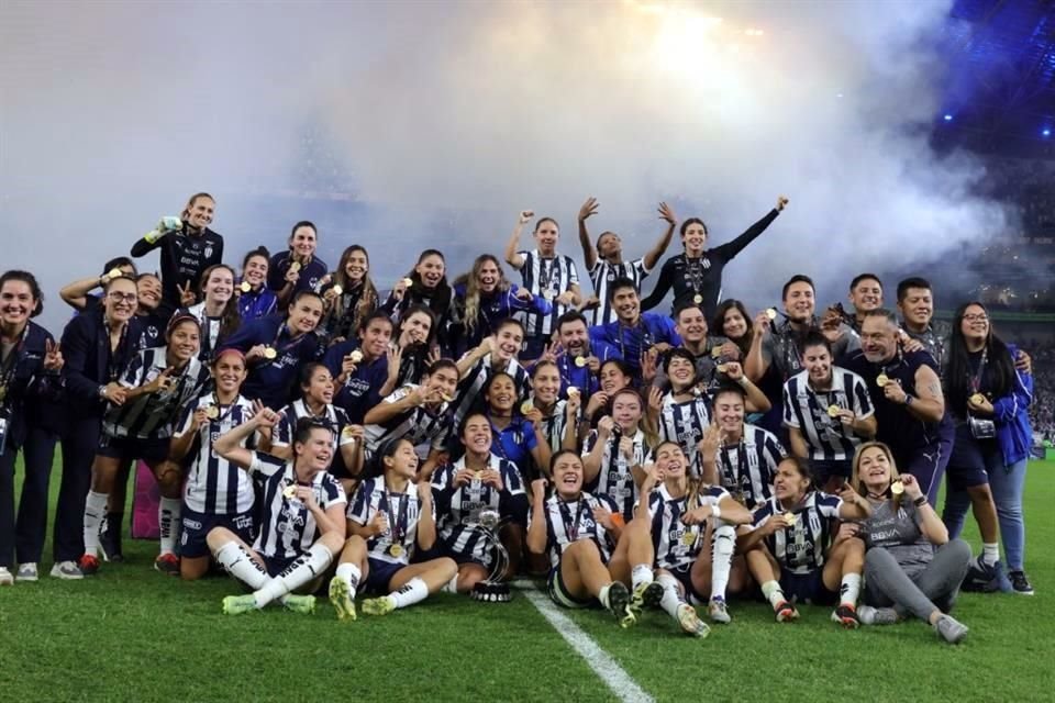 Amelia Valverde al final celebró su segundo título de Liga MX Femeni.