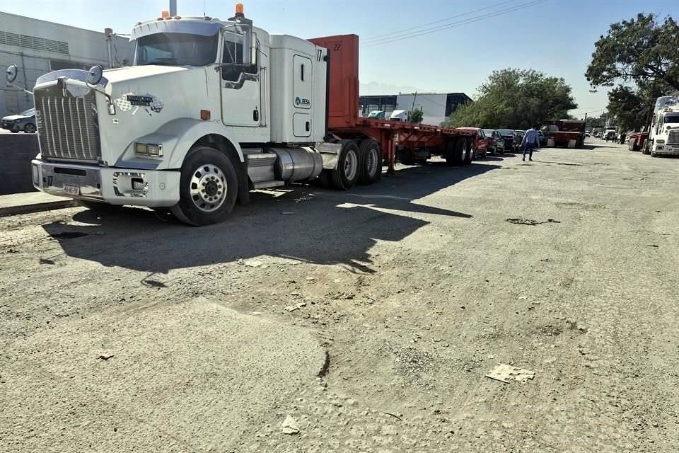 En la Colonia Central de Carga, en los límites de Guadalupe y San Nicolás, hay calles donde abundan los baches y que son utilizadas como estacionamiento de tráileres.