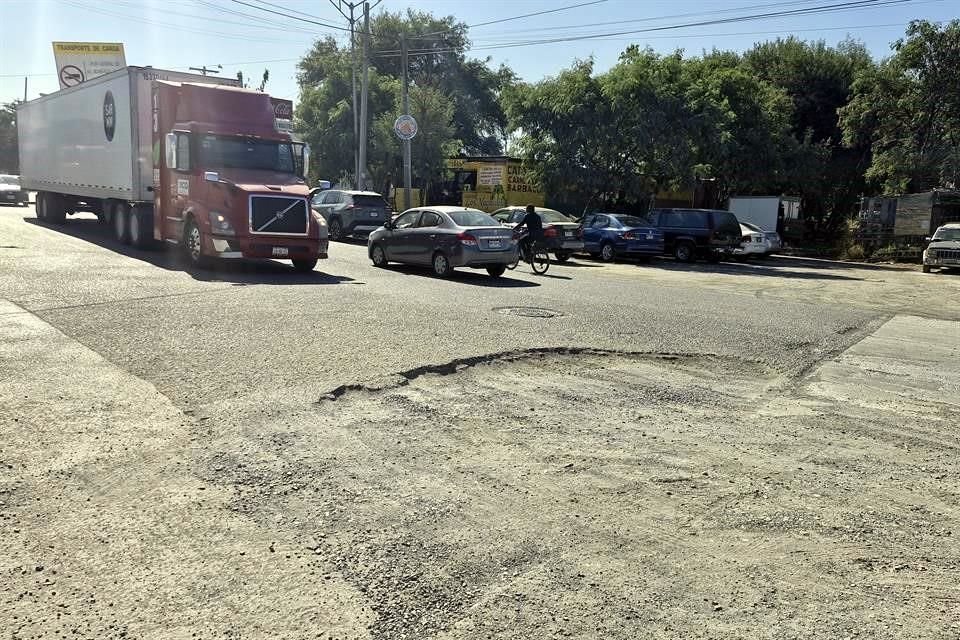 Baches de todos tamaños inundan las vialidades.