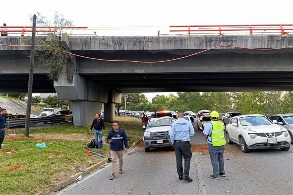 El auto cayó del Puente Constituyentes de Nuevo León a un carril exprés de Constitución.