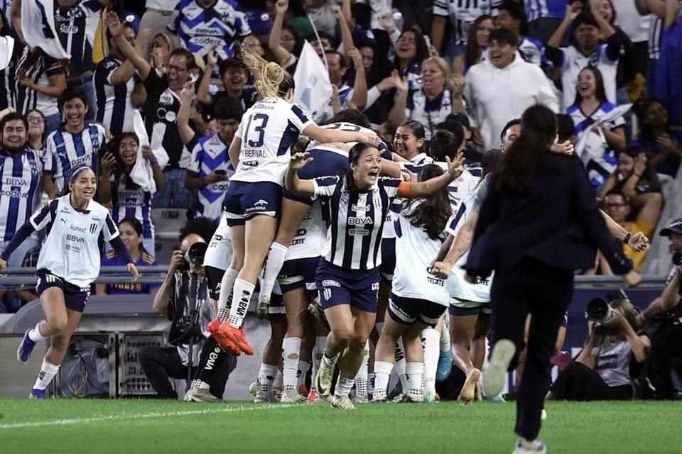 Rebeca Bernal y las Rayadas festejan el gol que mandaba la Final a los penales.