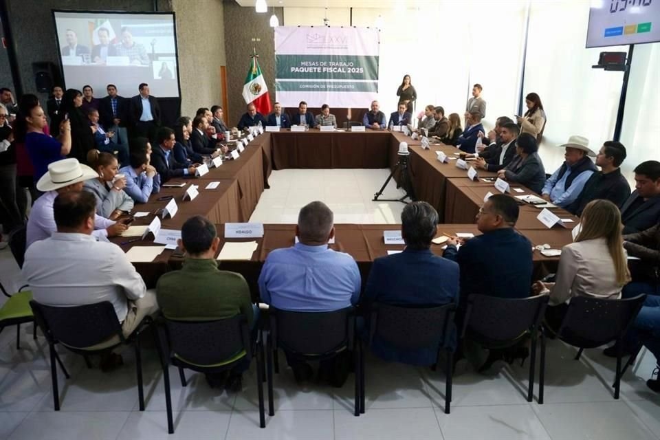 Integrantes de la Asociación de Alcaldes de Nuevo León asistieron hoy al Congreso local para analizar el Presupuesto.