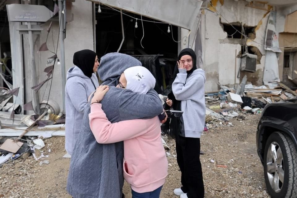 Mujeres se abrazan a su regreso a casa tras el cese al fuego entre Hezbolá e Israel, en Líbano, el 27 de noviembre del 2024.