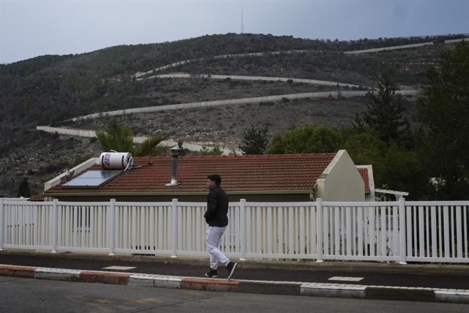 Un residente camina cerca de la frontera entre Israel y Líbano.