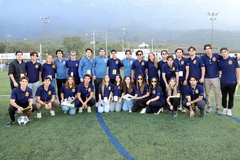 Grupo de jóvenes que apoyaron en el evento