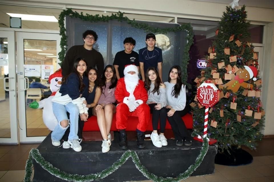 Raúl Rico, Marcelo Guzmán, Hermes Delgado, Marifer González, Renata Vázquez, Rebecca López, Santa Claus, Emily García y Valeria Lozano