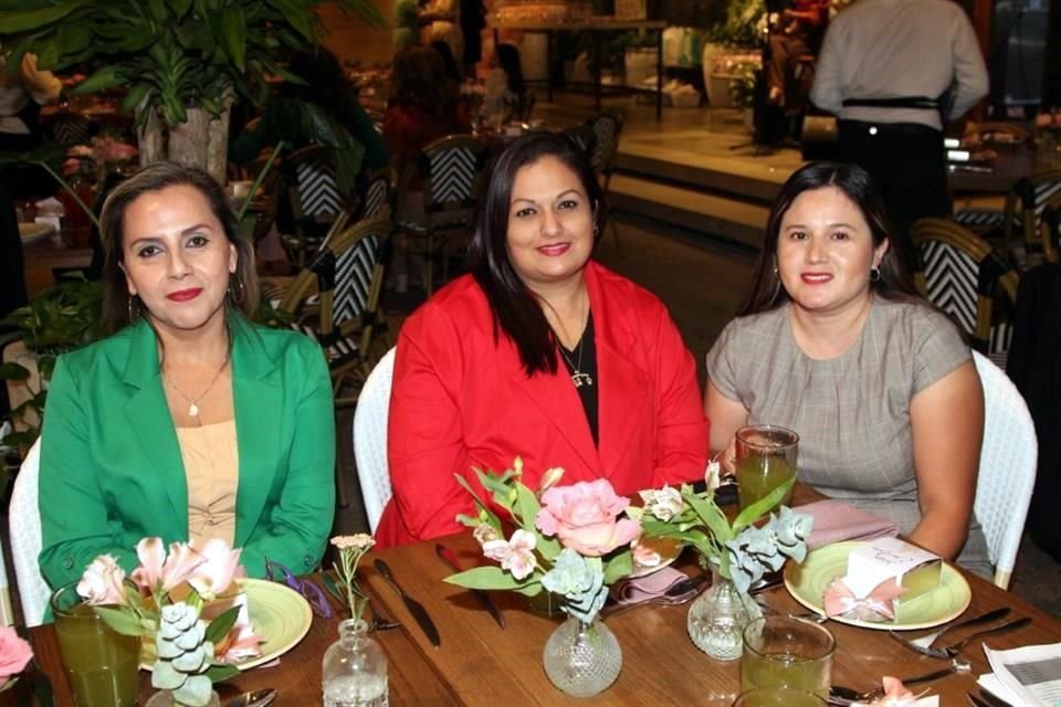 Alicia Rodríguez, Erica Rodríguez y Mary Cruz de Dimas