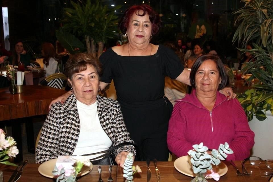 Graciela Fuentes Portes, María Guadalupe Fuentes Portes, abuelita materna; María Minerva Fuentes Portes,