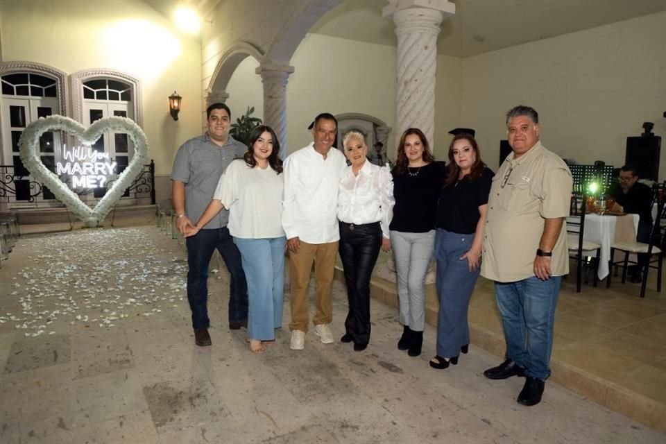 FAMILIA DE LA NOVIA Rogelio Vela, Andrea Soltero, Rogelio Vela García, Patricia Cantú de Vela, América Cantú, Yadira Villarreal y Joel Cantú